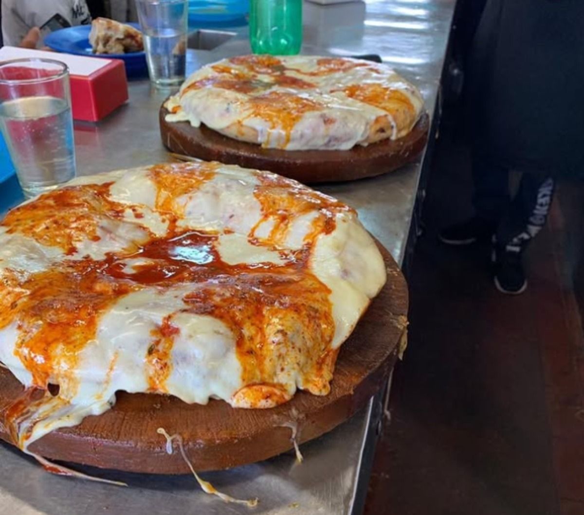 Nada de sutilezas. Las pizzas de Don Evaristo son contundentes y generosas. Nada de sutilezas. Las pizzas de Don Evaristo son contundentes y generosas.
