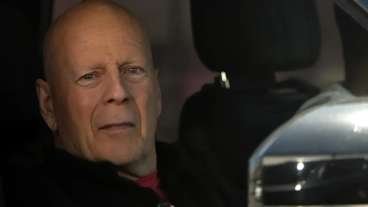 Bruce Willis se enfrenta al fin de su vida alejado de su familia.