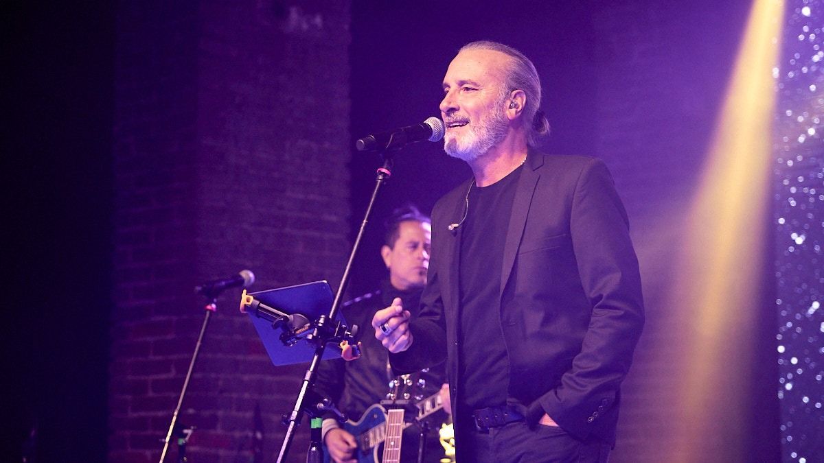 El broche de la cena fue el espectáculo musical que brindó Manuel Wirzt. El broche de la cena fue el espectáculo musical que brindó Manuel Wirzt.