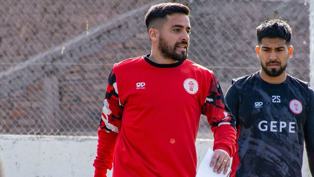 Gabriel Vallés está imponiendo su impronta en Huracán Las Heras. Tuvo un paso como jugador en el Globo y ahora lo está haciendo como entrenador. Gabriel Vallés está imponiendo su impronta en Huracán Las Heras. Tuvo un paso como jugador en el Globo y ahora lo está haciendo como entrenador.