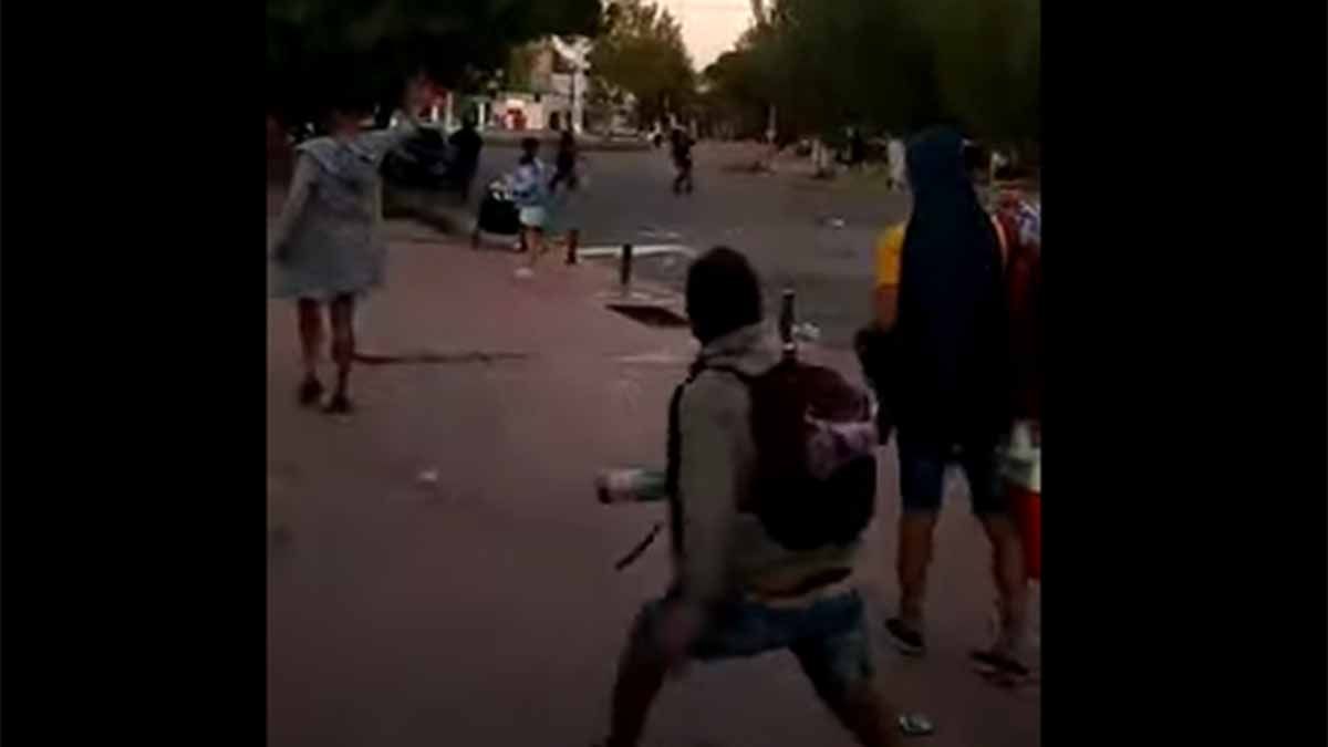 Videos: festejaban en una plaza y los desalojaron con gases y balas de goma