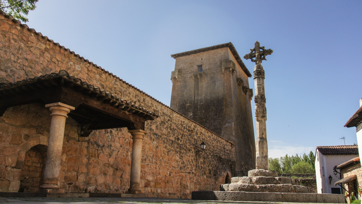 Este pueblo Medieval está en Burgos y fue fundado en el siglo X. Este pueblo Medieval está en Burgos y fue fundado en el siglo X.