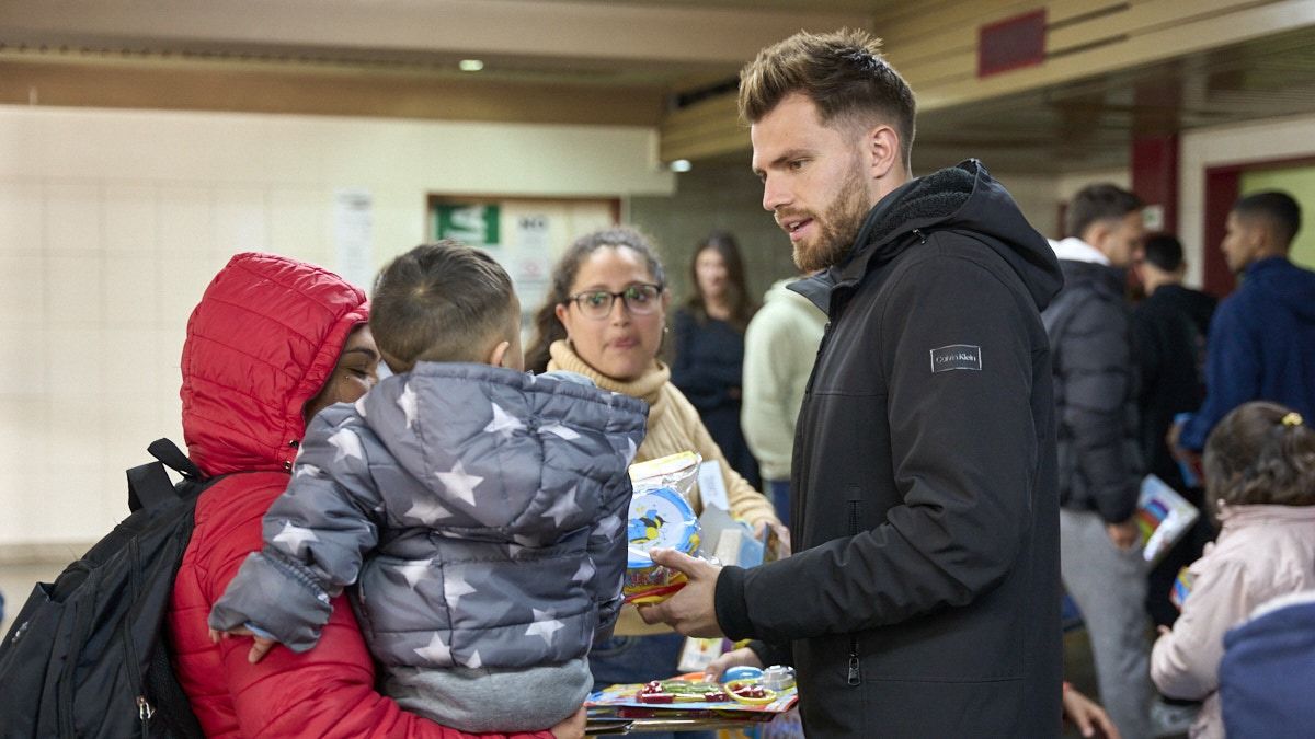 Ezequiel Centurión fue uno de los futbolistas que visitaron a los chicos. Ezequiel Centurión fue uno de los futbolistas que visitaron a los chicos.