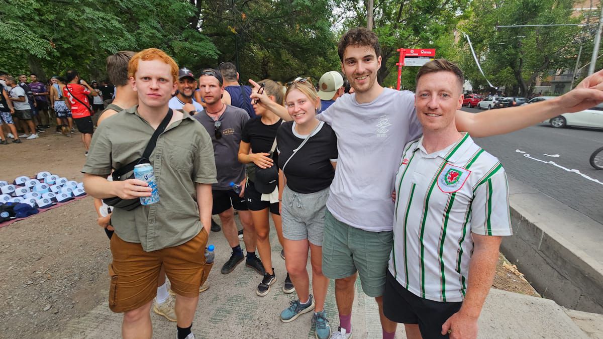 Llegaron desde Gales para ver a la Lepra en Primera (UNO/Nicolás Ríos) Llegaron desde Gales para ver a la Lepra en Primera (UNO/Nicolás Ríos)