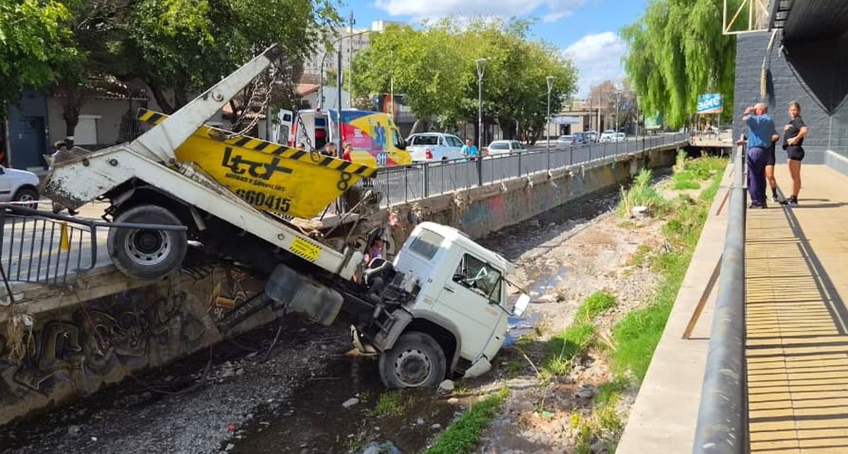 Así quedó el camión tras sufrir el accidente en el Zanjón Frías.