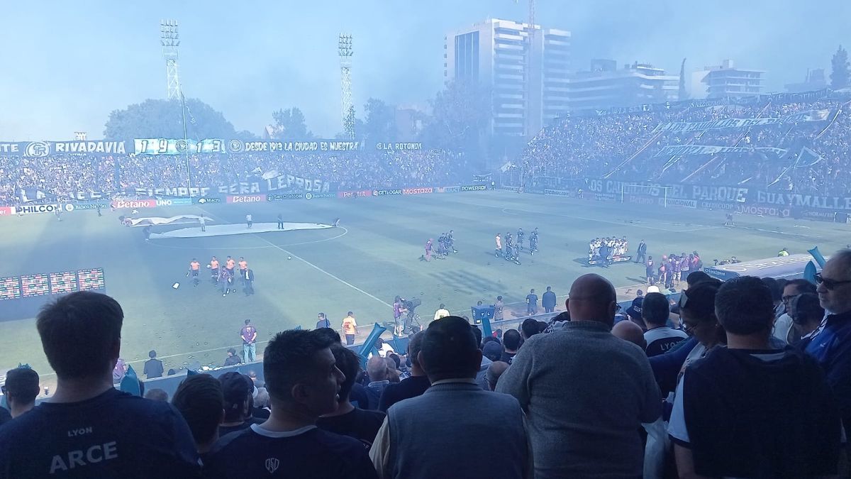 Video: la impactante bienvenida que los hinchas de Independiente Rivadavia le dieron a su equipo ante Godoy Cruz