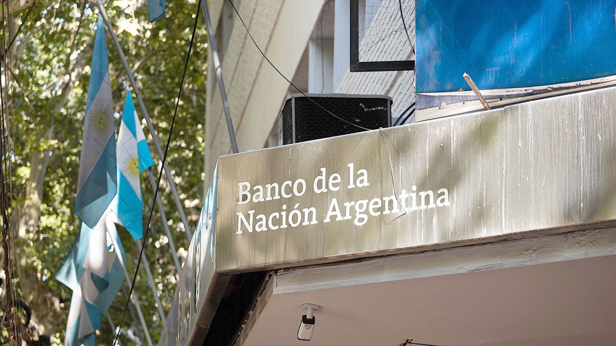 Las tasas de interés de los plazos fijos en Argentina han mostrado una tendencia estable últimamente, ubicándose en un rango de entre el 22% y el 27% nominal anual según el banco. Las tasas de interés de los plazos fijos en Argentina han mostrado una tendencia estable últimamente, ubicándose en un rango de entre el 22% y el 27% nominal anual según el banco.
