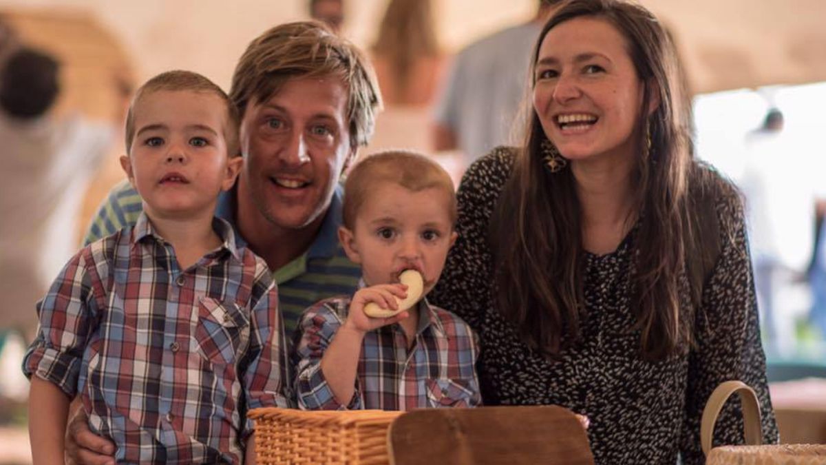 Roon Van Rhee junto a su esposa Cecilia Albino y sus dos hijos mayores.