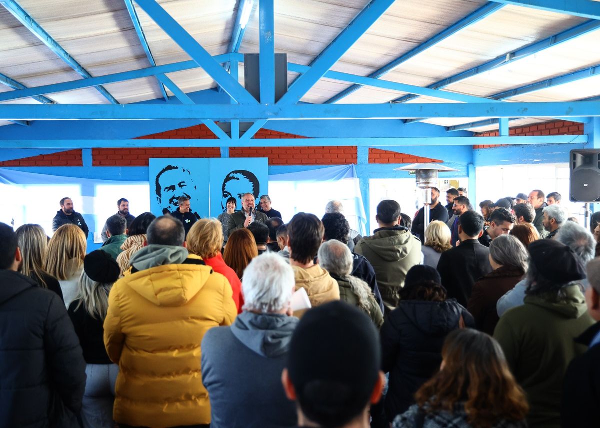 Matías Stevanato lideró un locro para militantes que organizó en el Centro Empleados de Comercio de Guaymallén.