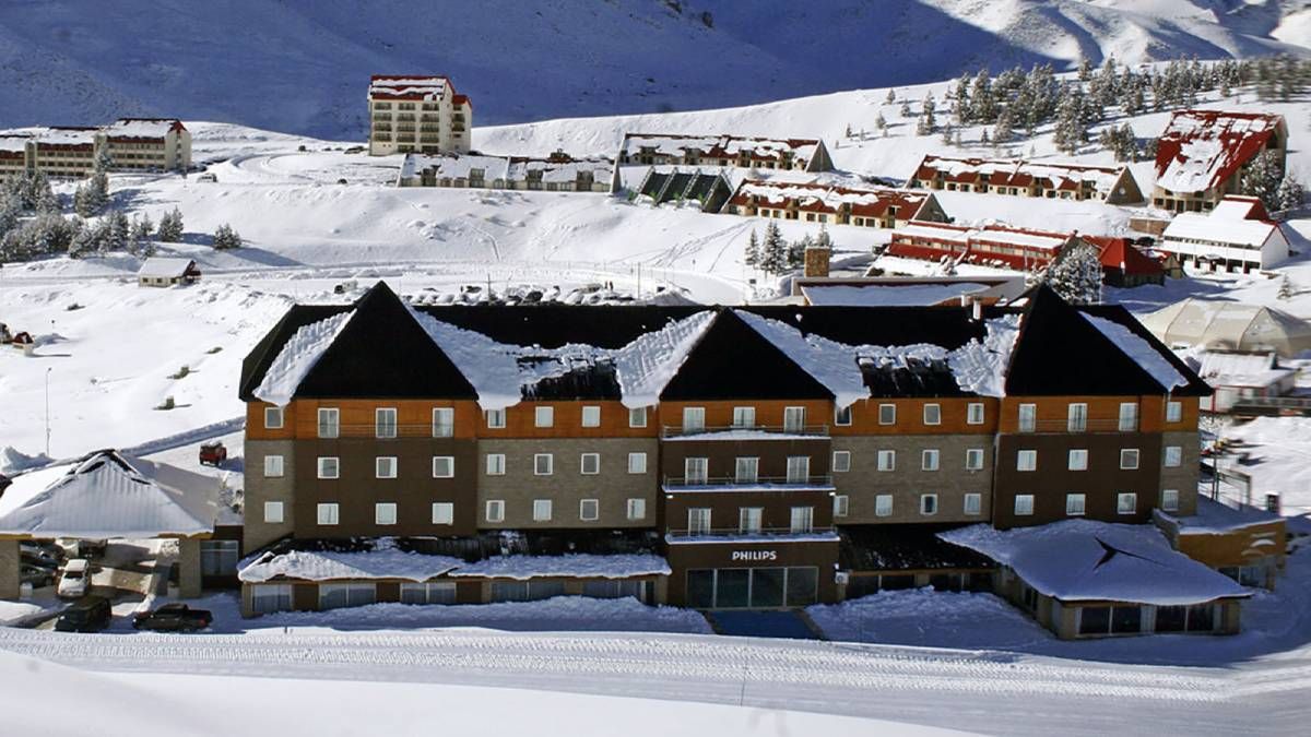 El hotel Virgo, en Las Leñas, disponible para alojamiento con 85 habitaciones estándar dobles, triples y cuádruples, 12 superiores y 3 suites. El hotel Virgo, en Las Leñas, disponible para alojamiento con 85 habitaciones estándar dobles, triples y cuádruples, 12 superiores y 3 suites.