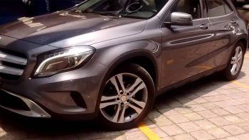 Salió del banco, lo siguieron y le robaron $70.000 y un Mercedes Benz