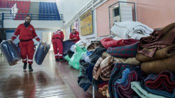 Un carguero averiado con 700 inmigrantes fue remolcado en aguas griegas