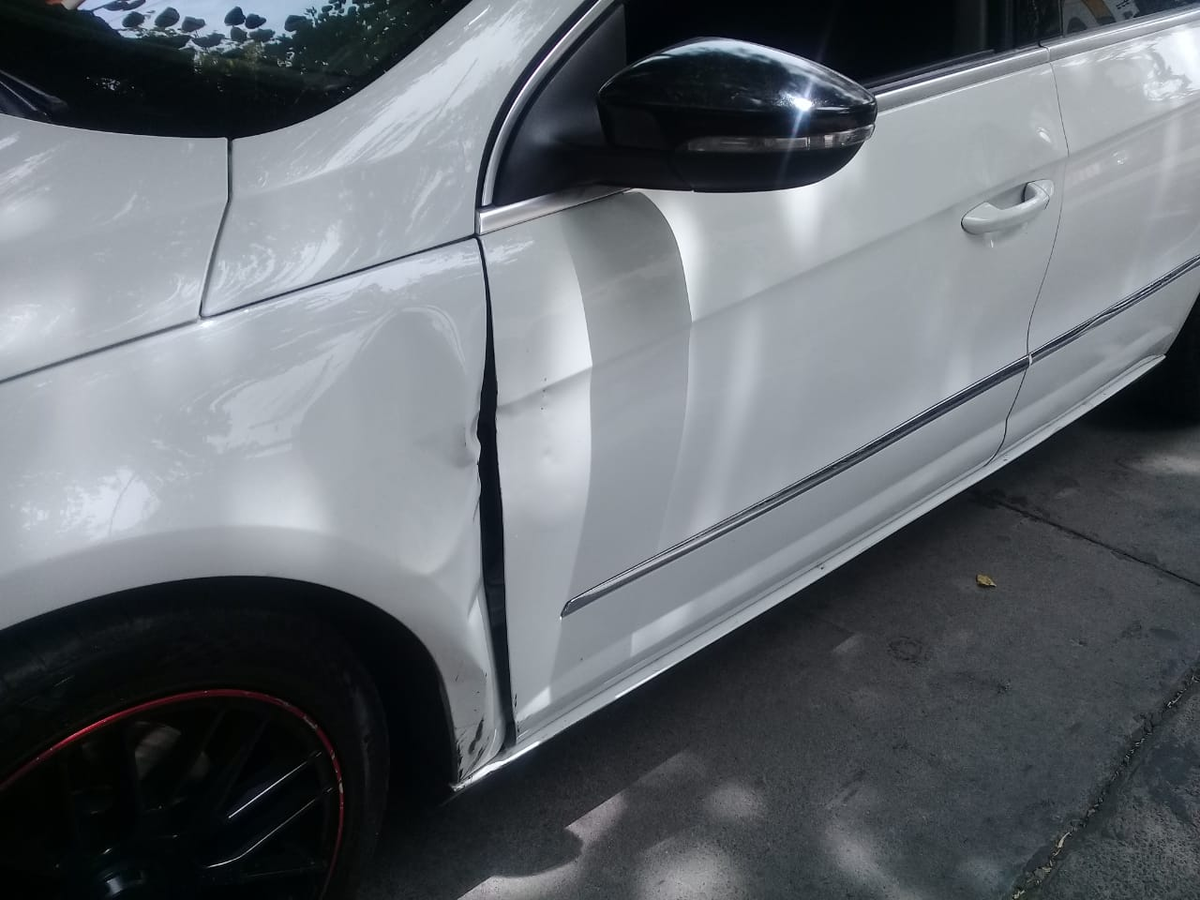 Así quedó el VW blanco tras el hecho que protagonizó en un control vial sobre calle Arístides el viernes Así quedó el VW blanco tras el hecho que protagonizó en un control vial sobre calle Arístides el viernes