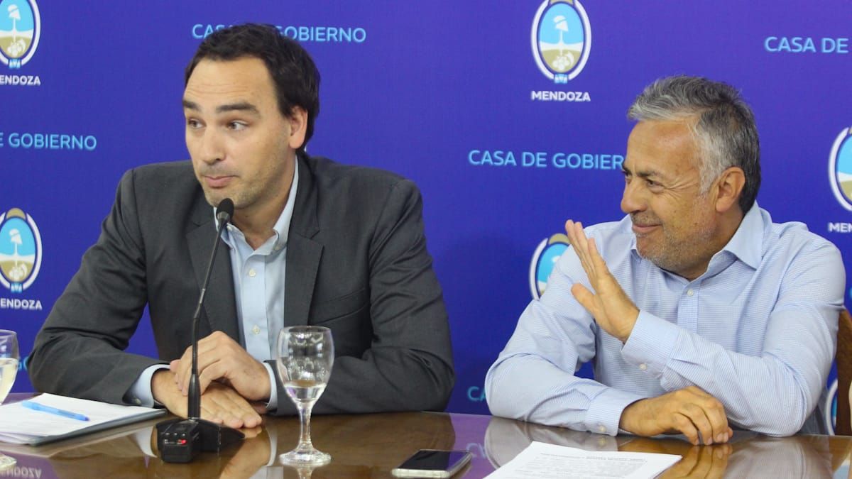 Cornejo junto al ministro de Salud, Rodolfo Montero.
