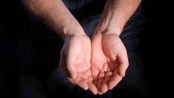 Acertijo fácil para poner a prueba tu sentido común: ¿qué es lo que llena con las manos vacías? Fuente Canva