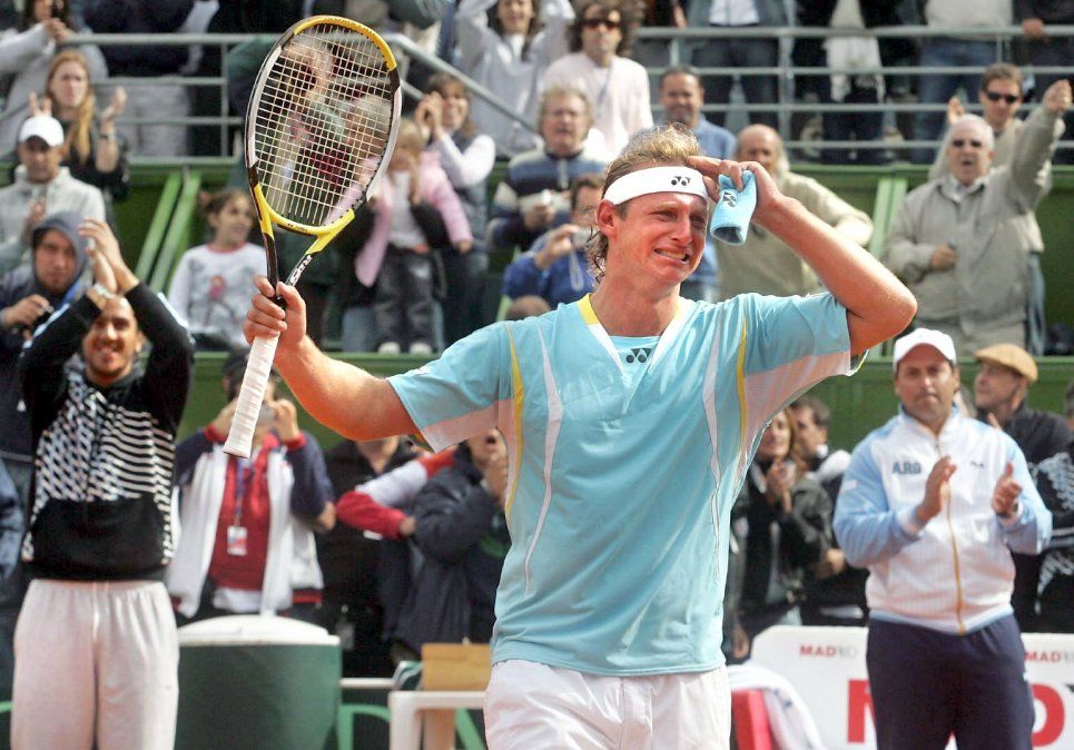 Nalbandian juega su partido desde fuera de la cancha