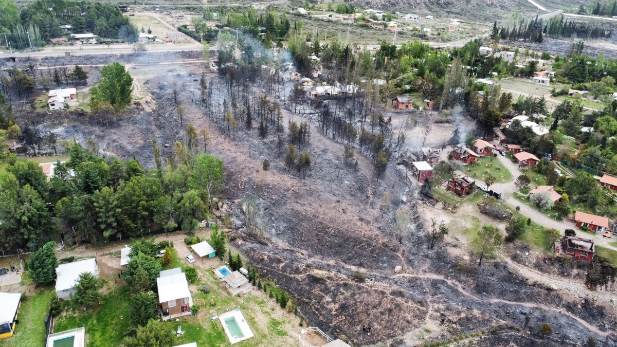 Imagen de los incendios que causó el último viento Zonda que se extendió durante todo un fin de semana en el Gran Mendoza.
