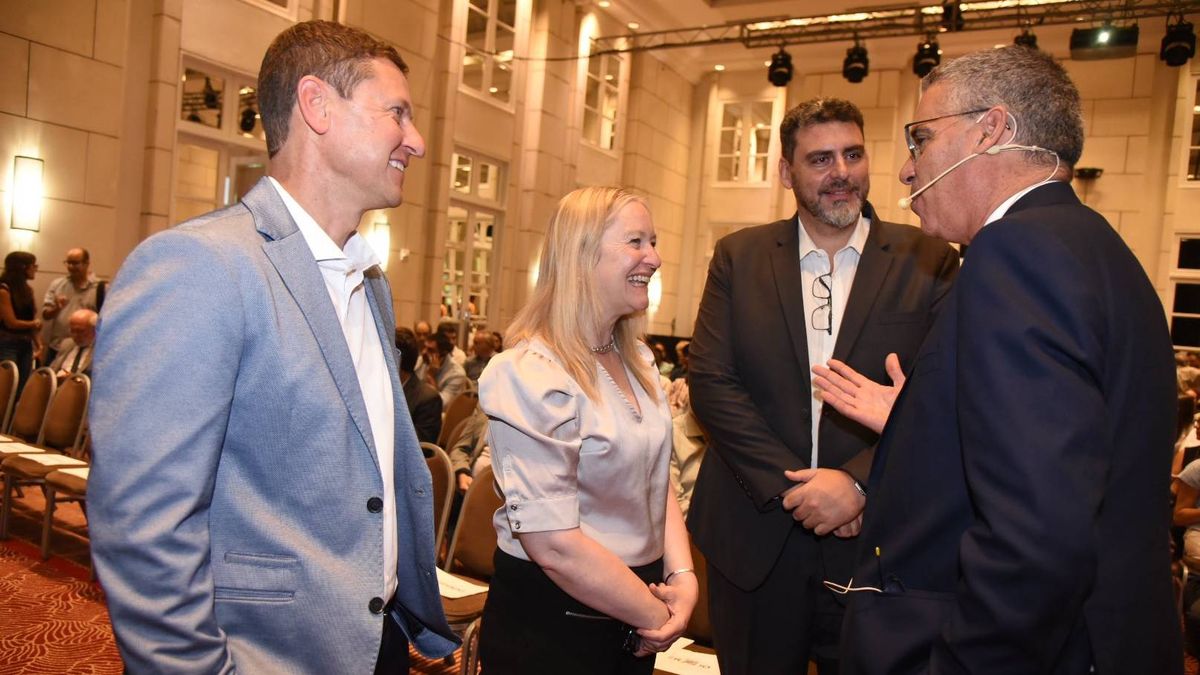 Gustavo Reyes (último a la derecha), economista jefe del IERAL Cuyo, también estará en la charla. Gustavo Reyes (último a la derecha), economista jefe del IERAL Cuyo, también estará en la charla.