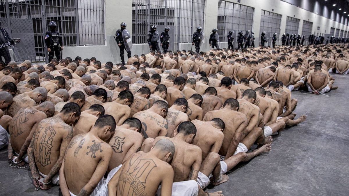 La política de mano dura que aplica el actual presidente salvadoreño Nayib Bukele genera polémicas en todo el mundo. La política de mano dura que aplica el actual presidente salvadoreño Nayib Bukele genera polémicas en todo el mundo.