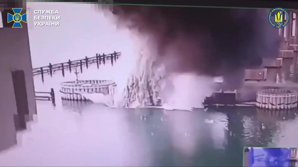 Una imagen extraída de un vídeo distribuido por el Servicio de Seguridad de Ucrania (SBU) el 3 de junio de 2025 muestra una explosión en el puente de Crimea. Crédito: EFE/EPA/UKRAINIAN SECURITY SERVICE.