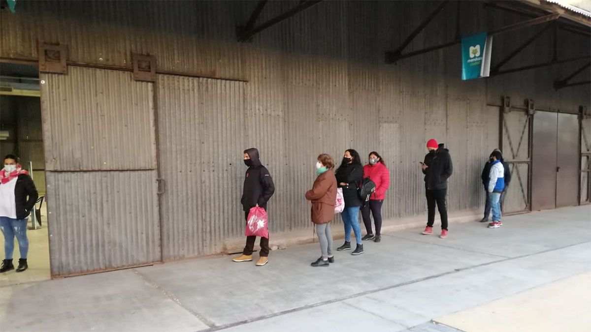 Durante los tres primeros días, asistieron entre 200 y 300 personas a vacunarse de manera espontánea.