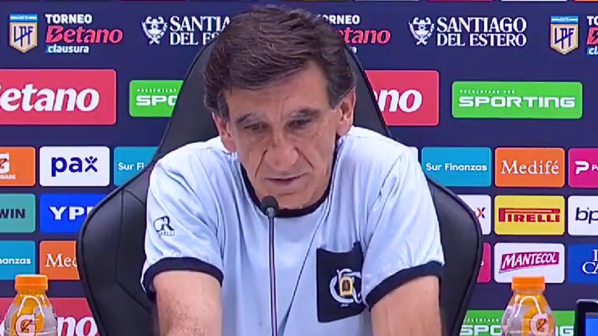 Gustavo Costas se mostró visiblemente afectado tras la derrota de Racing ante Estudiantes en la final del Torneo Clausura.