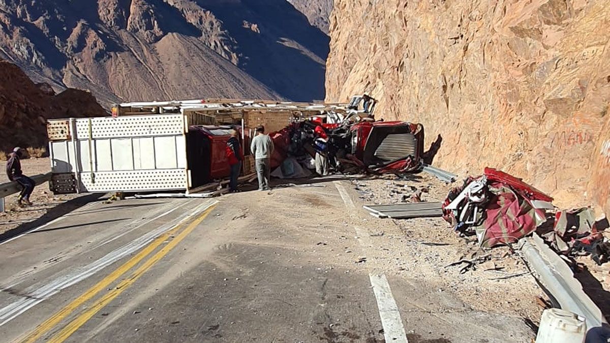 Un camión cargado con camionetas volcó en la Ruta 7, cerca de Uspallata