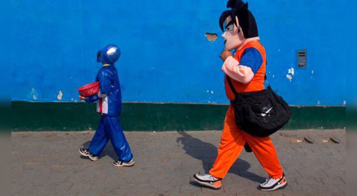 Se disfrazó de Gokú para ir a vacunarse y fue furor