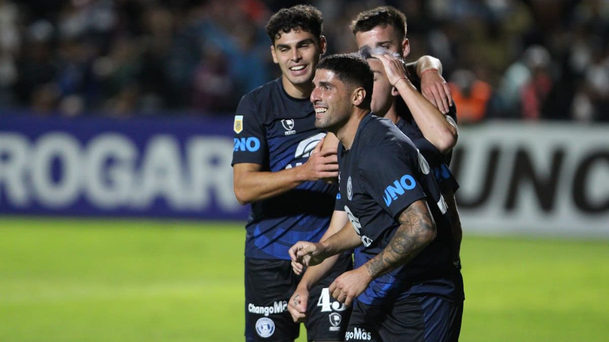 Federico Castro festeja el gol que marcó en la caída de Independiente Rivadavia ante Banfield.
