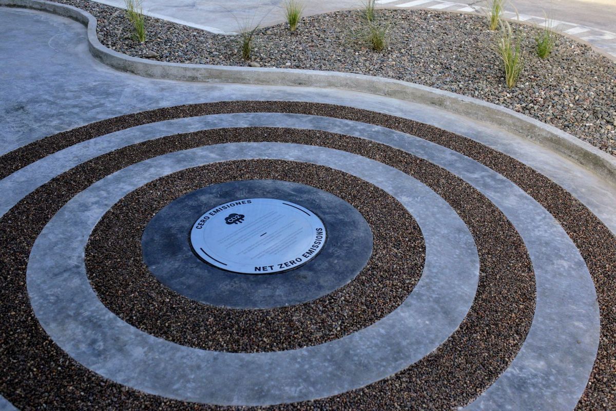 Cero emisiones dice la placa inaugurado en Eco de los Andes. Cero emisiones dice la placa inaugurado en Eco de los Andes.