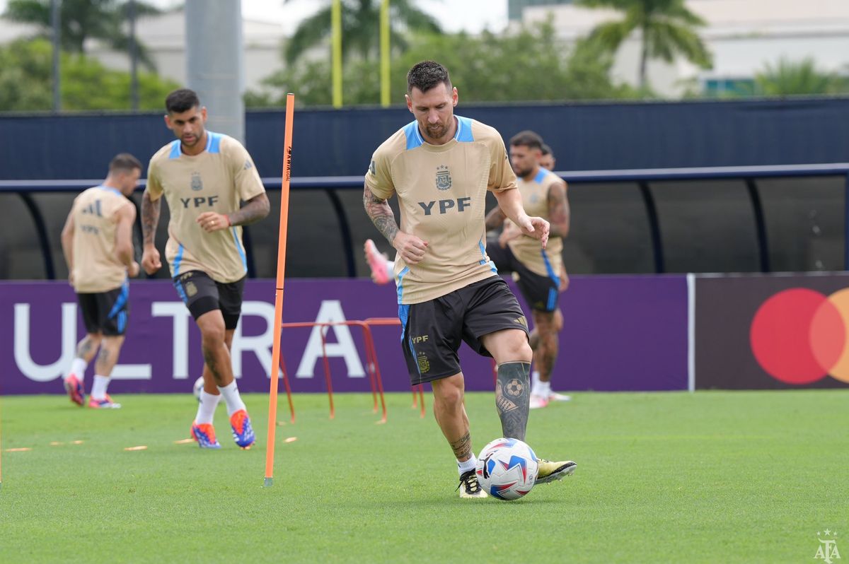 Messi entrenó a la par con sus compañeros. Messi entrenó a la par con sus compañeros. 
