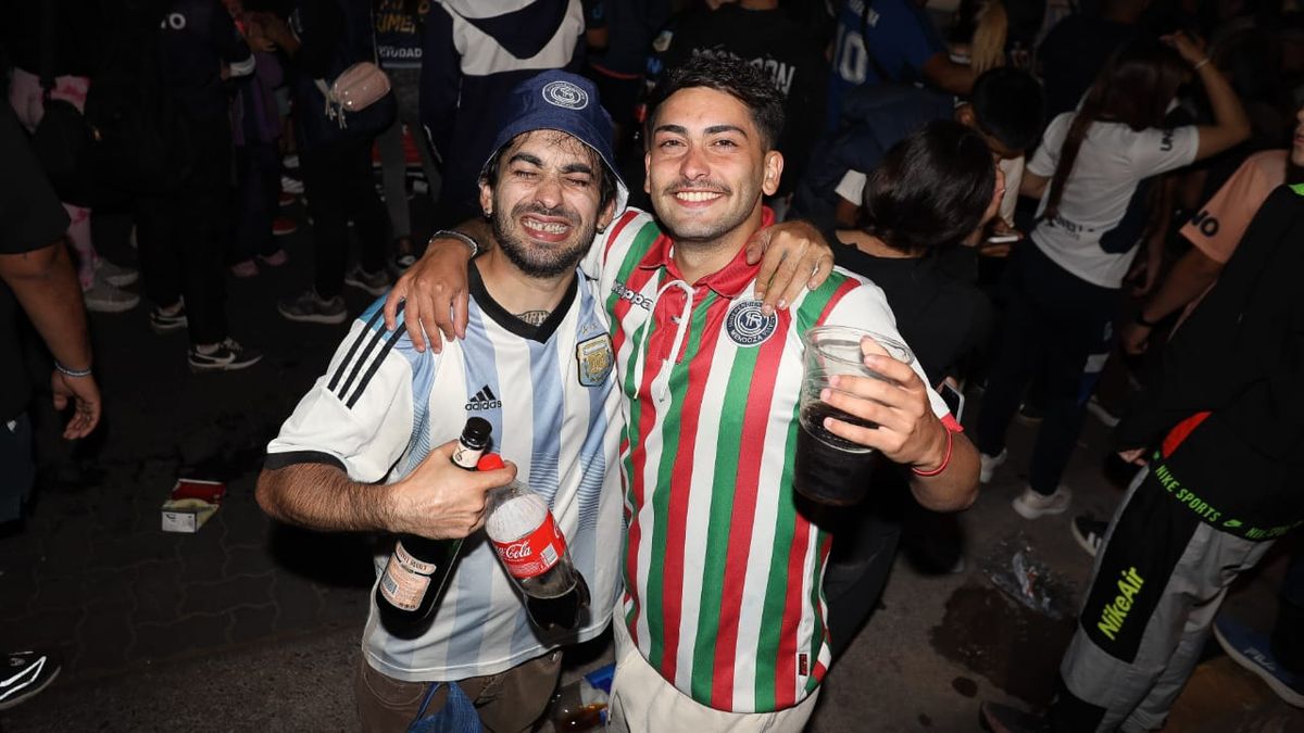 Rompiendo la monoton&iacute;a azul, la celeste y blanca de la Selecci&oacute;n y la hist&oacute;rica y fundacional de la Lepra, con los colores de Italia, sirvieron para acompa&ntilde;ar el delirio de los hinchas de la Lepra.