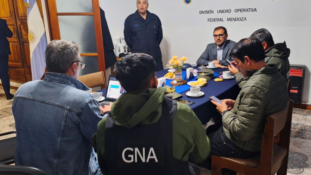 El fiscal Alcaraz coordinó los procedimientos con los representantes de la Policía Federal y la Gendarmería Nacional. El fiscal Alcaraz coordinó los procedimientos con los representantes de la Policía Federal y la Gendarmería Nacional.