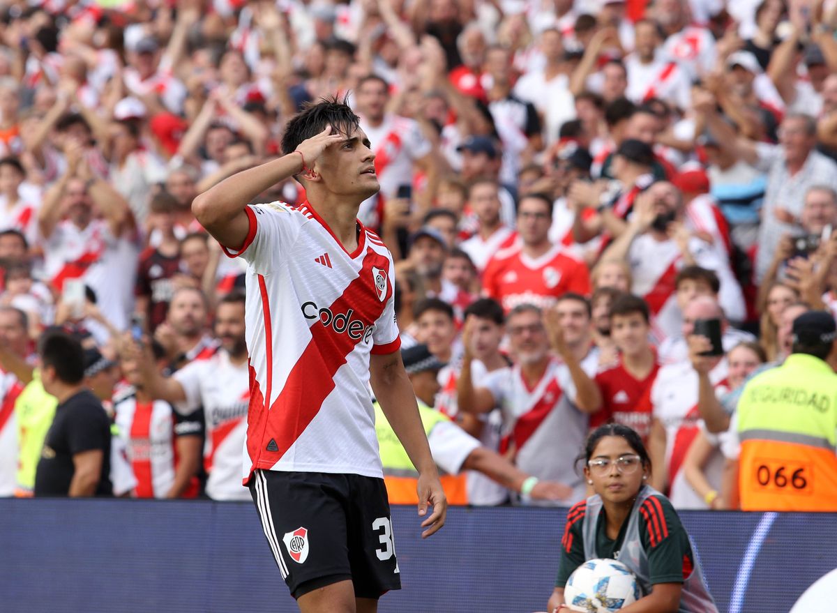 Pablo Solari acompañó a Colidio en el ataque