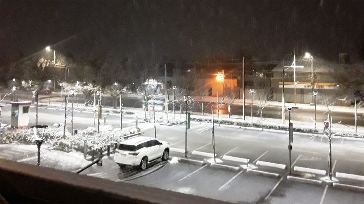La nieve en Mendoza sorprendió a más de uno a primera hora de este viernes.