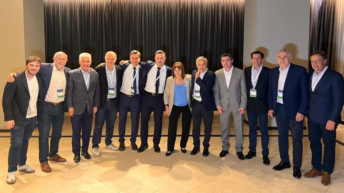 Cada candidato llevó a Santiago del Estero a numerosos dirigentes de distintos puntos del país. Cada candidato llevó a Santiago del Estero a numerosos dirigentes de distintos puntos del país.