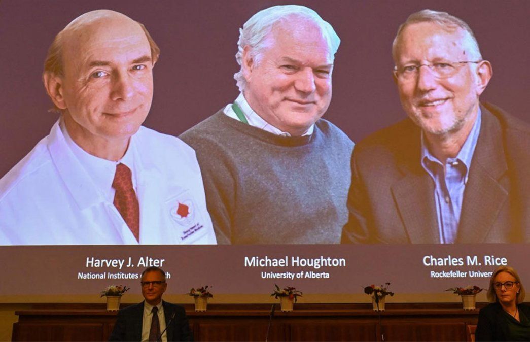 Harvey Alter, Charles Rice y Michael Houghton ganaron el Premio Nobel de Medicina por el descubrimiento del virus de la hepatitis C.