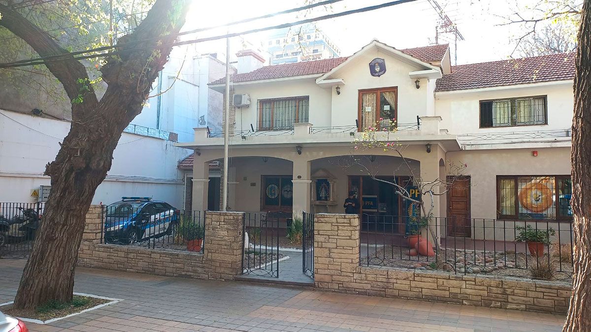 La sede de la delegación Mendoza de la Policía Federal Argentina también formó parte de los allanamientos dispuestos por el juez Marcelo Garnica.