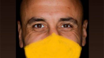 Coronavirus: Ginóbili pidió que la gente use barbijo y mostró su estatua con la boca tapada