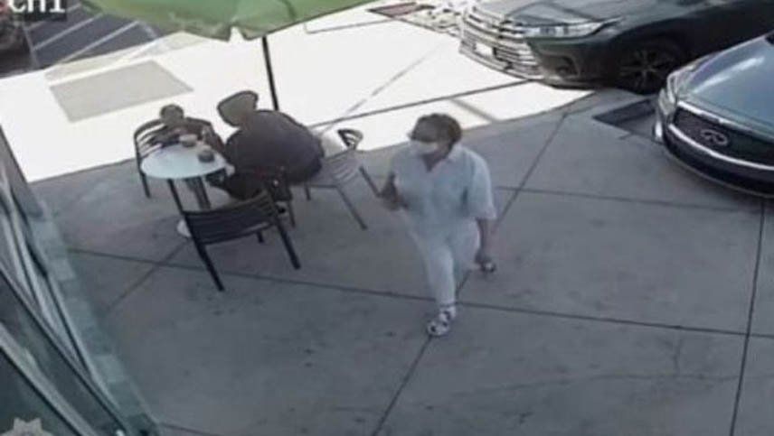 Video: una mujer blanca se quitó el barbijo y tosió sobre un bebé hispano