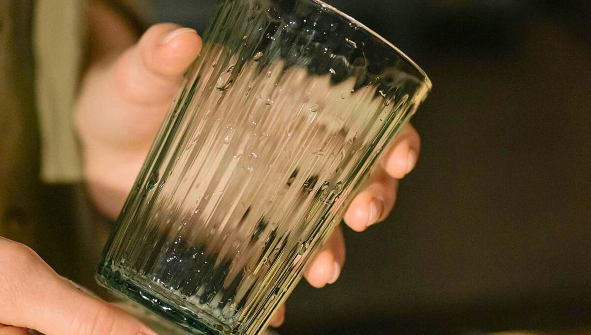 El truco casero para eliminar el olor a humedad de los vasos y tazas