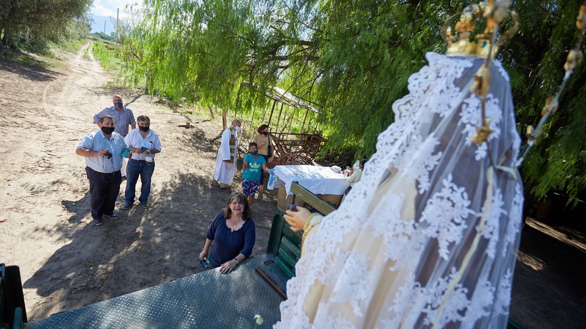 La intimidad protocolar. Por las medidas sanitarias no se pueden organizar celebraciones con mucha cantidad de gente, por lo que el paso de la Virgen de la Carrodilla se hizo en una finca, donde el Francisco Bernardi bendijo el lugar.