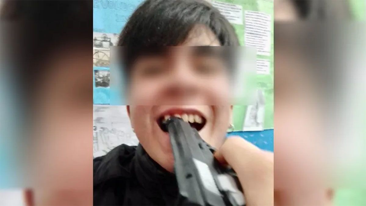 Se convocó a los familiares de los estudiantes que participaron del hecho y se decidió apartar a los alumnos involucrados.