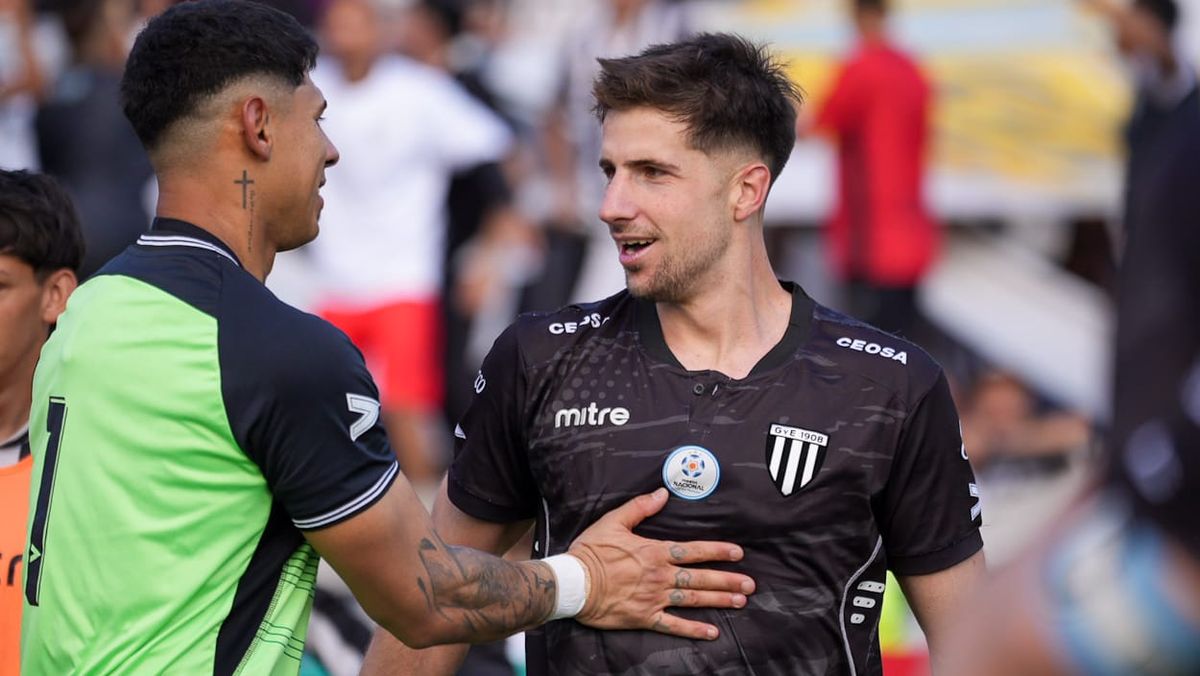 Imanol González festejó el triunfo junto al arquero Lautaro Petruchi.