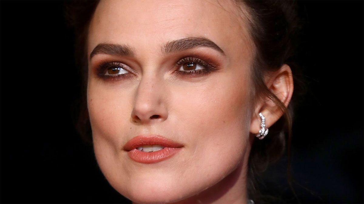 La actriz Keira Knightley interpreta a Helen en la serie de Netflix.
