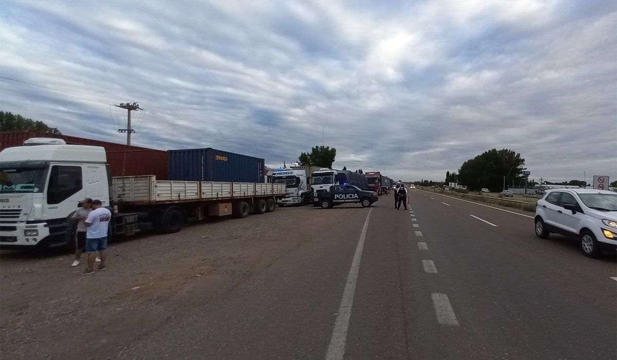 Los camiones empezaron a cruzar a Chile poco a poco. Trabajadores de la Aduana chilena no descartan un paro en reclamo contra las flexibilizaciones dispuestas