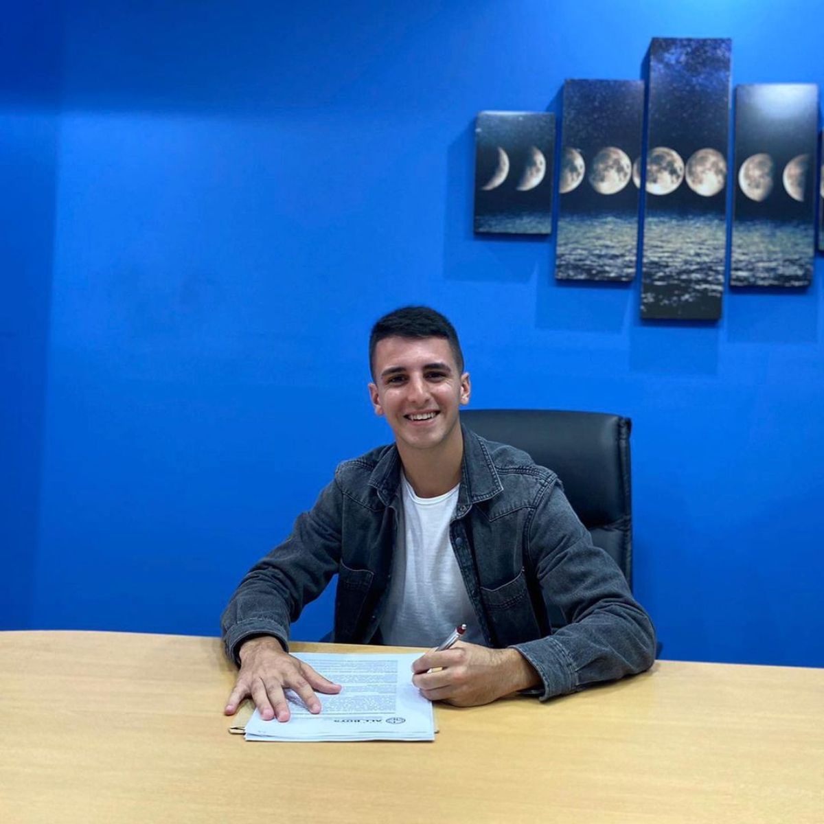 Lucas Patanelli firmando su contrato con All Boys la semana pasada