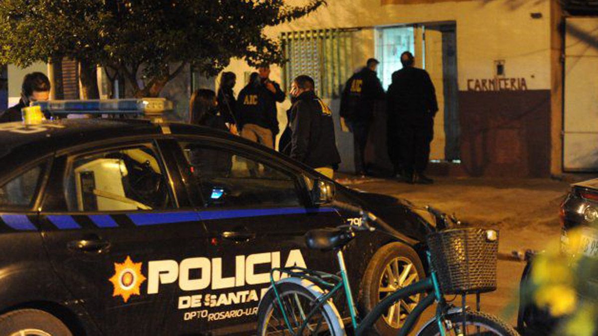 El hombre se encontraba en el interior de la vivienda, en Rosario, y recibió varios impactos de bala luego de que desconocidos atacaron la fachada
