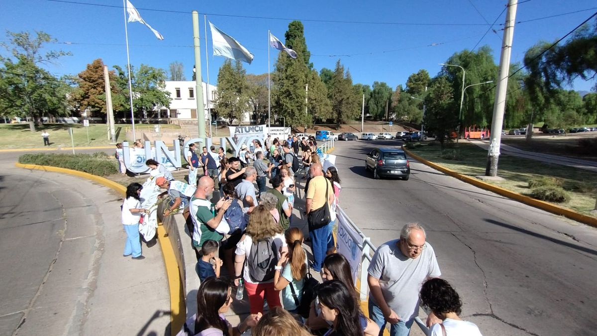 Los tres gremios universitarios de Mendoza ofrecieron juntos este jueves una conferencia en el ingreso al campus de la UNCuyo. Los tres gremios universitarios de Mendoza ofrecieron juntos este jueves una conferencia en el ingreso al campus de la UNCuyo.