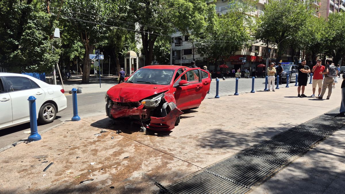 Conductor chocó, escapó y terminó adentro de la Plaza Independencia tras una persecución